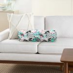 Renkli Yapraklar Üzerinde Flamingo Motifli Dekoratif İç Dolgulu - Fermuarlı Süet Silindir Yuvarlak Yastık Kırlent Realhomes