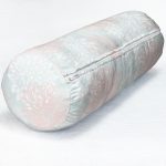 - RealHomes Özel Tasarımlı Dijital Baskılı İç Dolgulu Fermuarlı Silindir Yastık - Realhomes Mavi Zemin Üzerinde Beyaz Kırmızı Çiçek Tasarımlı Dekoratif İç Dolgulu - Fermuarlı Süet Berjer Silindir Yastık Kırlent Realhomes