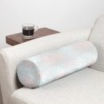 - RealHomes Özel Tasarımlı Dijital Baskılı İç Dolgulu Fermuarlı Silindir Yastık - Realhomes Mavi Zemin Üzerinde Beyaz Kırmızı Çiçek Tasarımlı Dekoratif İç Dolgulu - Fermuarlı Süet Berjer Silindir Yastık Kırlent Realhomes