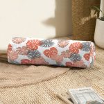 Beyaz Zemin Üzerinde Pembe Noktalı Tropik Yaprak Desenli İç Dolgulu - Fermuarlı Süet Berjer Silindir Yastık Kırlent Realhomes