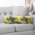 Sarı Zemin Üzerinde Beyaz Ve Gri Yaprak Motifli İç Dolgulu - Fermuarlı Süet Silindir Yuvarlak Yastık Kırlent Realhomes