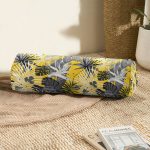 Sarı Zemin Üzerinde Beyaz Ve Gri Yaprak Motifli İç Dolgulu - Fermuarlı Süet Silindir Yuvarlak Yastık Kırlent Realhomes