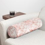 Toz Pembe Çiçek ve Yaprak Tasarım Dijital Baskılı İç Dolgulu - Fermuarlı Süet Silindir Rulo Yastık Kırlent Realhomes