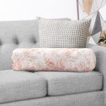 Toz Pembe Çiçek ve Yaprak Tasarım Dijital Baskılı İç Dolgulu - Fermuarlı Süet Silindir Rulo Yastık Kırlent Realhomes