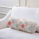 - RealHomes Özel Tasarımlı Dijital Baskılı İç Dolgulu Fermuarlı Silindir Yastık - Realhomes Kırmızı Ve Turuncu Puantiyeli Zeminde Karakalem Çiçek Motifli Modern İç Dolgulu - Fermuarlı Süet Silindir Yuvarlak Yastık Kırlent Realhomes