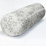 Kot Zeminli Yıldız Motifli Dekoratif Dijital Baskılı İç Dolgulu - Fermuarlı Süet Silindir Daire Yastık Kırlent Realhomes