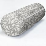 - RealHomes Özel Tasarımlı Dijital Baskılı İç Dolgulu Fermuarlı Silindir Yastık - Realhomes  Kot Zemin Üzerinde Su Damlası Desenli Özel Tasarım İç Dolgulu - Fermuarlı Süet Silindir Rulo Yastık Kırlent Realhomes