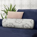 - RealHomes Özel Tasarımlı Dijital Baskılı İç Dolgulu Fermuarlı Silindir Yastık - Realhomes  Kot Zemin Temalı Çiçek Motifli Dijital Baskılı İç Dolgulu - Fermuarlı Süet Silindir Daire Yastık Kırlent Realhomes