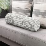 - RealHomes Özel Tasarımlı Dijital Baskılı İç Dolgulu Fermuarlı Silindir Yastık - Realhomes  Kot Zemin Temalı Çiçek Motifli Dijital Baskılı İç Dolgulu - Fermuarlı Süet Silindir Daire Yastık Kırlent Realhomes