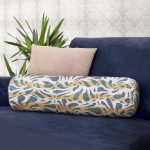 - RealHomes Özel Tasarımlı Dijital Baskılı İç Dolgulu Fermuarlı Silindir Yastık - Realhomes Gri Zeminde Dalgalı Çizgiler Üzerinde Damla Motifli İç Dolgulu - Fermuarlı Süet Silindir Yuvarlak Yastık Kırlent Realhomes