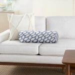 - RealHomes Özel Tasarımlı Dijital Baskılı İç Dolgulu Fermuarlı Silindir Yastık - Realhomes Lacivert Kot Zemin Üzerinde Gri Su Damlacıklı Dekoratif İç Dolgulu - Fermuarlı Süet Silindir Rulo Yastık Kırlent Realhomes