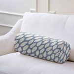 - RealHomes Özel Tasarımlı Dijital Baskılı İç Dolgulu Fermuarlı Silindir Yastık - Realhomes Lacivert Kot Zemin Üzerinde Gri Su Damlacıklı Dekoratif İç Dolgulu - Fermuarlı Süet Silindir Rulo Yastık Kırlent Realhomes