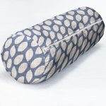 - RealHomes Özel Tasarımlı Dijital Baskılı İç Dolgulu Fermuarlı Silindir Yastık - Realhomes Lacivert Kot Zemin Üzerinde Gri Su Damlacıklı Dekoratif İç Dolgulu - Fermuarlı Süet Silindir Rulo Yastık Kırlent Realhomes