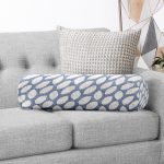 - RealHomes Özel Tasarımlı Dijital Baskılı İç Dolgulu Fermuarlı Silindir Yastık - Realhomes Lacivert Kot Zemin Üzerinde Gri Su Damlacıklı Dekoratif İç Dolgulu - Fermuarlı Süet Silindir Rulo Yastık Kırlent Realhomes