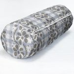 - RealHomes Özel Tasarımlı Dijital Baskılı İç Dolgulu Fermuarlı Silindir Yastık - Realhomes Kot Zeminli Dekoratif Çiçek Motifli İç Dolgulu - Fermuarlı Süet Silindir Rulo Yastık Kırlent Realhomes
