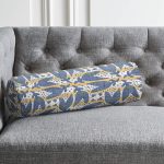 Kahverengi Çizgiler Üzerinde Soyut Çizimli Dijital Baskılı İç Dolgulu - Fermuarlı Süet Silindir Daire Yastık Kırlent Realhomes