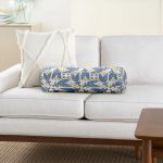 Kahverengi Çizgiler Üzerinde Soyut Çizimli Dijital Baskılı İç Dolgulu - Fermuarlı Süet Silindir Daire Yastık Kırlent Realhomes