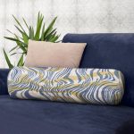 - RealHomes Özel Tasarımlı Dijital Baskılı İç Dolgulu Fermuarlı Silindir Yastık - Realhomes Kahverengi Ve Lacivert Renkte Dalgalı Desen Dijital Baskılı İç Dolgulu Yumuşak Silindir Form Yastık Kırlent Realhomes