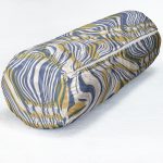 - RealHomes Özel Tasarımlı Dijital Baskılı İç Dolgulu Fermuarlı Silindir Yastık - Realhomes Kahverengi Ve Lacivert Renkte Dalgalı Desen Dijital Baskılı İç Dolgulu Yumuşak Silindir Form Yastık Kırlent Realhomes