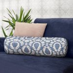 - RealHomes Özel Tasarımlı Dijital Baskılı İç Dolgulu Fermuarlı Silindir Yastık - Realhomes Realhomes Lacivert Kot Zeminde Soyut Çizimler Dijital Baskılı İç Dolgulu Süet Silindir Yastık Kırlent - Bel Yastığı Realhomes