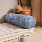 Kot Zemin Üzerinde Kar Tanesi Dijital Baskılı Özel Tasarım İç Dolgulu - Fermuarlı Süet Silindir Rulo Yastık Kırlent Realhomes