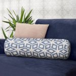 - RealHomes Özel Tasarımlı Dijital Baskılı İç Dolgulu Fermuarlı Silindir Yastık - Realhomes  Kot Gri Zemin Üzerinde Geometrik Çizimler Özel Tasarım İç Dolgulu Fermuarlı Çok Amaçlı Silindir Yastık Kırlent Realhomes