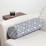 - RealHomes Özel Tasarımlı Dijital Baskılı İç Dolgulu Fermuarlı Silindir Yastık - Realhomes  Kot Gri Zemin Üzerinde Geometrik Çizimler Özel Tasarım İç Dolgulu Fermuarlı Çok Amaçlı Silindir Yastık Kırlent Realhomes