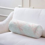 Gökyüzü Zemin Üzerinde Beyaz Ve Pembe Yaprak Tasarımlı İç Dolgulu - Fermuarlı Süet Silindir Yuvarlak Yastık Kırlent Realhomes