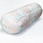 Gökyüzü Zemin Üzerinde Beyaz Ve Pembe Yaprak Tasarımlı İç Dolgulu - Fermuarlı Süet Silindir Yuvarlak Yastık Kırlent Realhomes