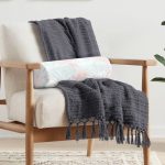 Gökyüzü Zemin Üzerinde Beyaz Ve Pembe Yaprak Tasarımlı İç Dolgulu - Fermuarlı Süet Silindir Yuvarlak Yastık Kırlent Realhomes