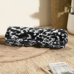 - RealHomes Özel Tasarımlı Dijital Baskılı İç Dolgulu Fermuarlı Silindir Yastık - Realhomes  Beyaz Zeminde Anlamsız Çizgiler Desenli İç Dolgulu - Fermuarlı Süet Silindir Daire Yastık Kırlent Realhomes