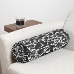 - RealHomes Özel Tasarımlı Dijital Baskılı İç Dolgulu Fermuarlı Silindir Yastık - Realhomes  Beyaz Zeminde Anlamsız Çizgiler Desenli İç Dolgulu - Fermuarlı Süet Silindir Daire Yastık Kırlent Realhomes