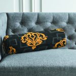 - RealHomes Özel Tasarımlı Dijital Baskılı İç Dolgulu Fermuarlı Silindir Yastık - Realhomes Abstrac Temalı Gold Detaylı Özel Tasarım İç Dolgulu Yumuşak Silindir Form Yastık Kırlent Realhomes