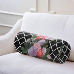 Siyah Zeminde Geometrik Örgü Üzerinde Gül Tasarımlı İç Dolgulu Fermuarlı Çok Amaçlı Silindir Yastık Kırlent Realhomes