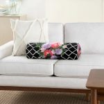 Siyah Zeminde Geometrik Örgü Üzerinde Gül Tasarımlı İç Dolgulu Fermuarlı Çok Amaçlı Silindir Yastık Kırlent Realhomes