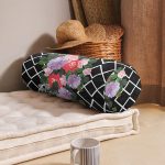 Siyah Zeminde Geometrik Örgü Üzerinde Gül Tasarımlı İç Dolgulu Fermuarlı Çok Amaçlı Silindir Yastık Kırlent Realhomes