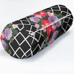 Siyah Zeminde Geometrik Örgü Üzerinde Gül Tasarımlı İç Dolgulu Fermuarlı Çok Amaçlı Silindir Yastık Kırlent Realhomes