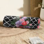 Siyah Zeminde Geometrik Örgü Üzerinde Gül Tasarımlı İç Dolgulu Fermuarlı Çok Amaçlı Silindir Yastık Kırlent Realhomes