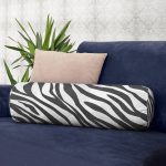 - RealHomes Özel Tasarımlı Dijital Baskılı İç Dolgulu Fermuarlı Silindir Yastık - Realhomes  Soft Siyah Beyaz Zebra Motifli Dijital Baskılı İç Dolgulu Fermuarlı Çok Amaçlı Silindir Yastık Kırlent Realhomes