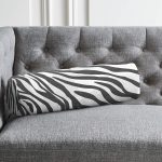 - RealHomes Özel Tasarımlı Dijital Baskılı İç Dolgulu Fermuarlı Silindir Yastık - Realhomes  Soft Siyah Beyaz Zebra Motifli Dijital Baskılı İç Dolgulu Fermuarlı Çok Amaçlı Silindir Yastık Kırlent Realhomes