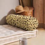 Kahve Renkli Dijital Baskılı Zürafa Motifli İç Dolgulu Fermuarlı Çok Amaçlı Silindir Yastık Kırlent Realhomes