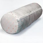 - RealHomes Özel Tasarımlı Dijital Baskılı İç Dolgulu Fermuarlı Silindir Yastık - Realhomes Gri Zeminde Noktalı Tasarım Dijital Baskılı Dekoratif İç Dolgulu - Fermuarlı Süet Silindir Yuvarlak Yastık Kırlent Realhomes