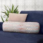 Gri Zeminde Geometrik Desenli Dijital Baskılı Dekoratif İç Dolgulu - Fermuarlı Süet Berjer Silindir Yastık Kırlent Realhomes