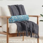 - RealHomes Özel Tasarımlı Dijital Baskılı İç Dolgulu Fermuarlı Silindir Yastık - Realhomes  Mavi Zemin Geometrik Motifli Dijital Baskılı Dekoratif İç Dolgulu - Fermuarlı Süet Berjer Silindir Yastık Kırlent Realhomes