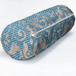 - RealHomes Özel Tasarımlı Dijital Baskılı İç Dolgulu Fermuarlı Silindir Yastık - Realhomes  Mavi Zemin Geometrik Motifli Dijital Baskılı Dekoratif İç Dolgulu - Fermuarlı Süet Berjer Silindir Yastık Kırlent Realhomes