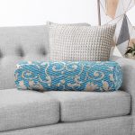 - RealHomes Özel Tasarımlı Dijital Baskılı İç Dolgulu Fermuarlı Silindir Yastık - Realhomes  Mavi Zemin Geometrik Motifli Dijital Baskılı Dekoratif İç Dolgulu - Fermuarlı Süet Berjer Silindir Yastık Kırlent Realhomes