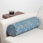 - RealHomes Özel Tasarımlı Dijital Baskılı İç Dolgulu Fermuarlı Silindir Yastık - Realhomes  Mavi Zemin Geometrik Motifli Dijital Baskılı Dekoratif İç Dolgulu - Fermuarlı Süet Berjer Silindir Yastık Kırlent Realhomes