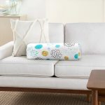 - RealHomes Özel Tasarımlı Dijital Baskılı İç Dolgulu Fermuarlı Silindir Yastık - Realhomes Beyaz Zeminde Mavi Gold Puanlı Dijital Baskılı Modern İç Dolgulu - Fermuarlı Süet Silindir Yuvarlak Yastık Kırlent Realhomes