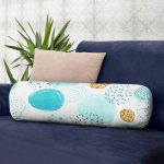 - RealHomes Özel Tasarımlı Dijital Baskılı İç Dolgulu Fermuarlı Silindir Yastık - Realhomes Beyaz Zeminde Mavi Gold Puanlı Dijital Baskılı Modern İç Dolgulu - Fermuarlı Süet Berjer Silindir Yastık Kırlent Realhomes