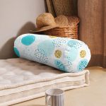 - RealHomes Özel Tasarımlı Dijital Baskılı İç Dolgulu Fermuarlı Silindir Yastık - Realhomes Beyaz Zeminde Mavi Gold Puanlı Dijital Baskılı Modern İç Dolgulu - Fermuarlı Süet Berjer Silindir Yastık Kırlent Realhomes